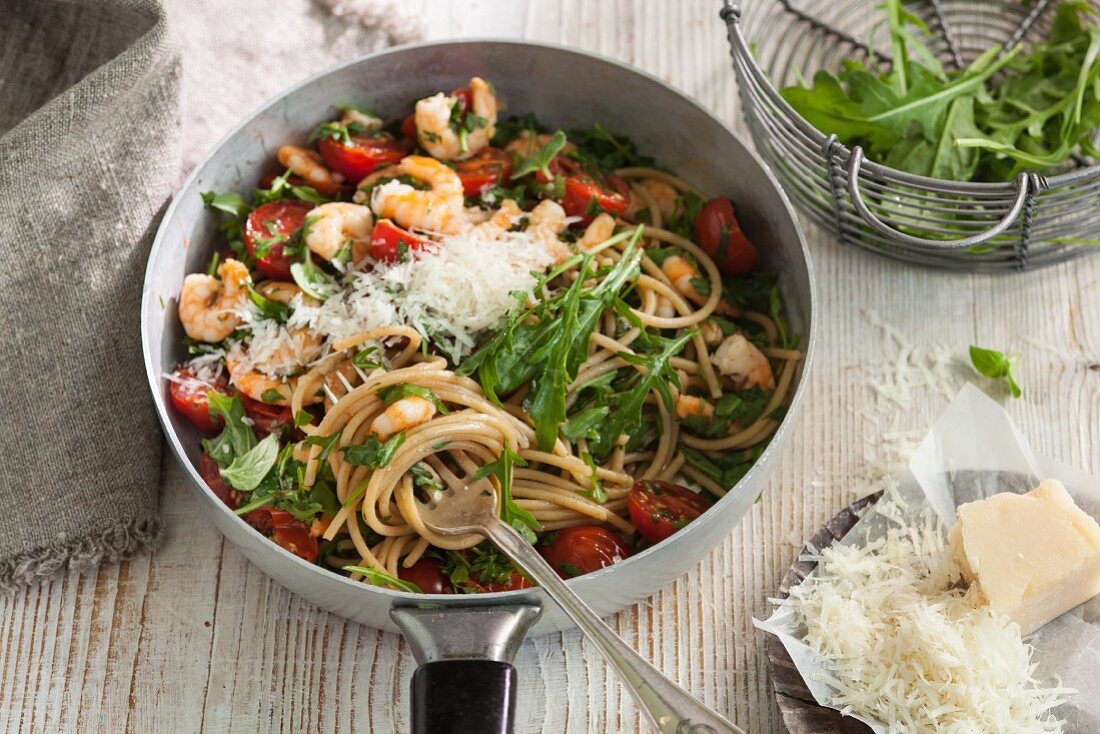 Wholemeal spaghetti with shrimps and rocket