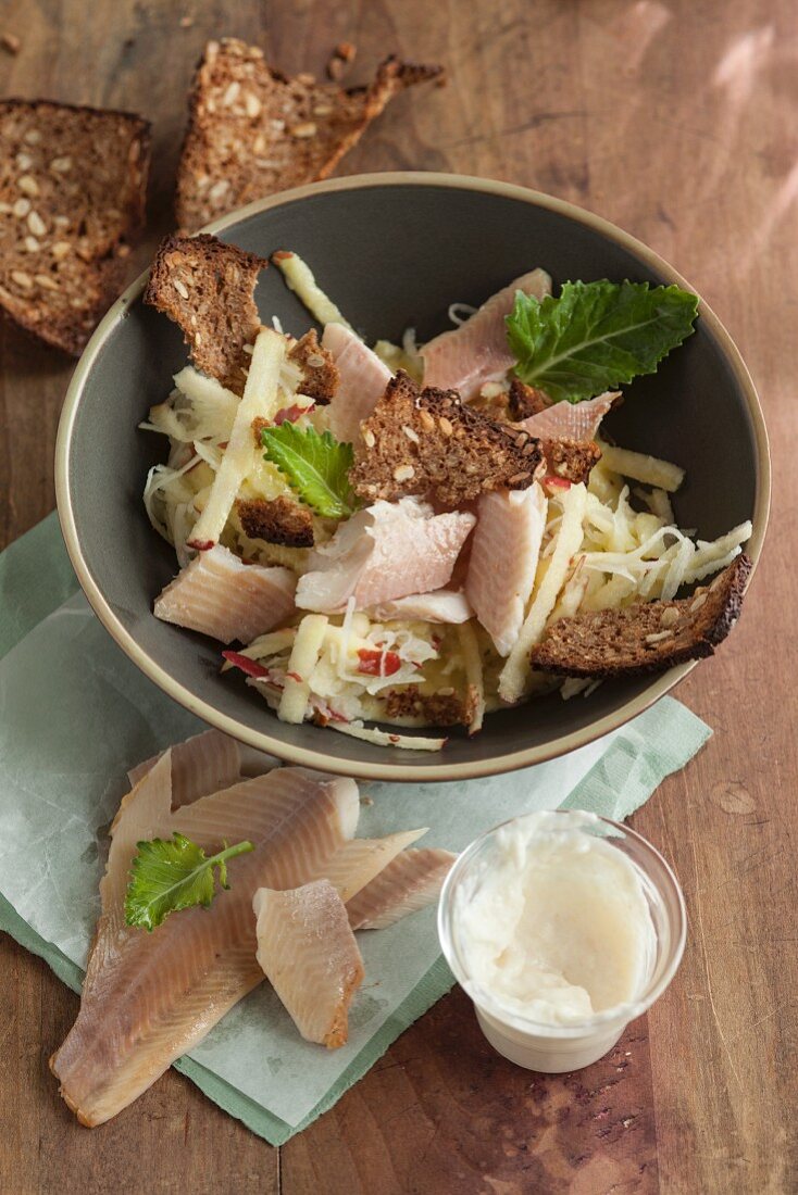Kohlrabi salad with smoked trout and wholemeal bread