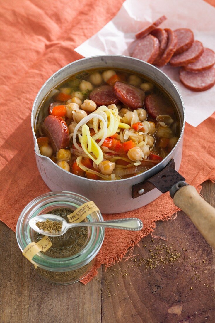 Quick chickpea stew with peppers and kabanossi