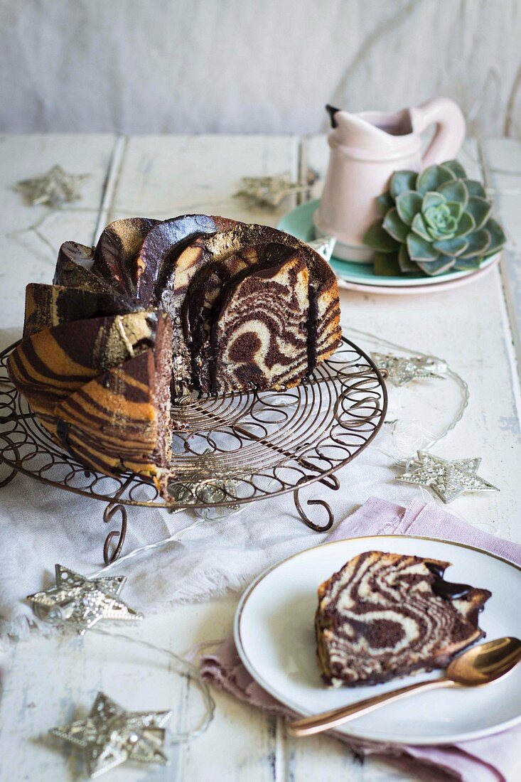 Schokoladen-Vanille-Zebrakuchen mit Amarula-Ganache zu Weihnachten