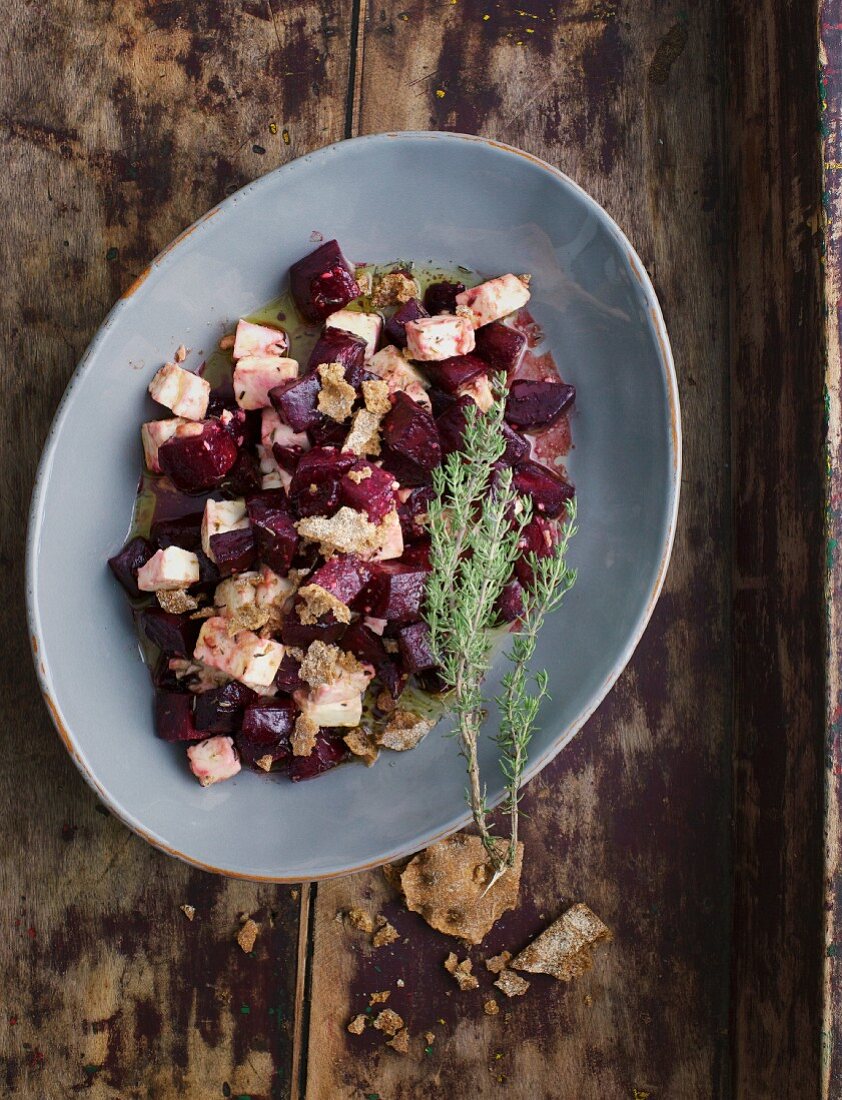Beetroot salad with crispbread and thyme