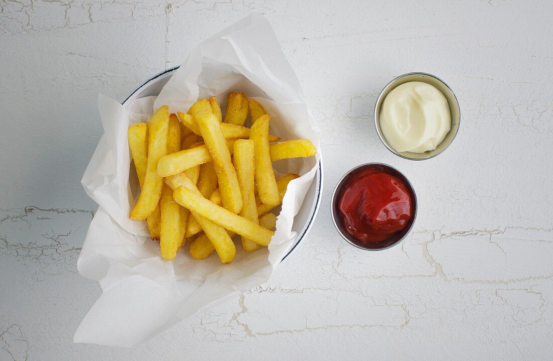 Chips with mayonnaise and ketchup