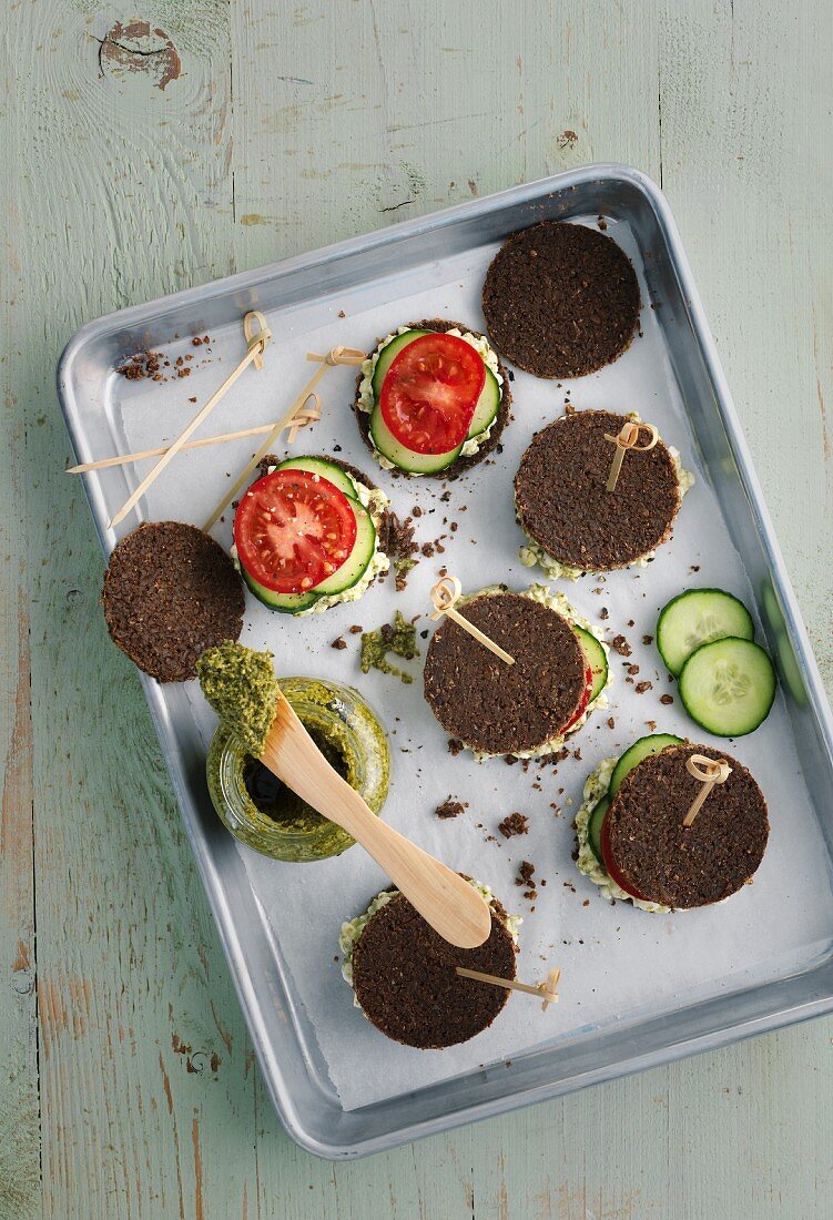 Pumpernickel-Burger mit Pesto, Tomaten und Gurken