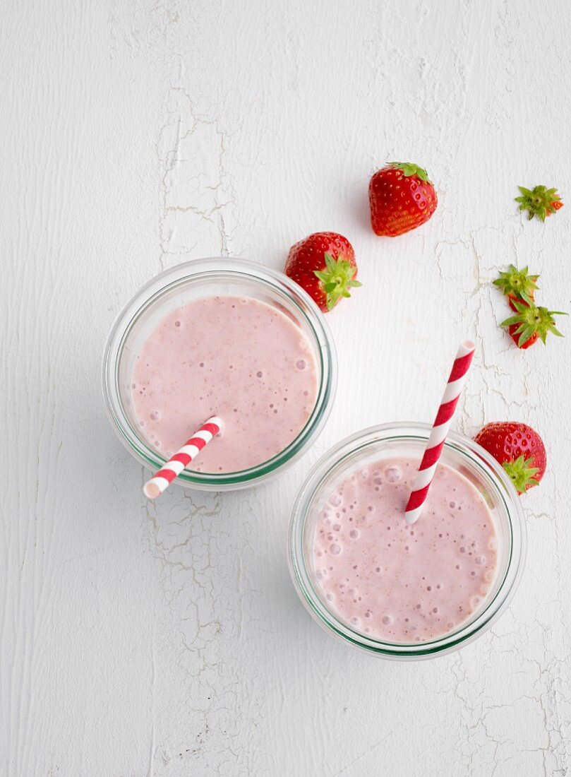 Erdbeershake und frische Erdbeeren