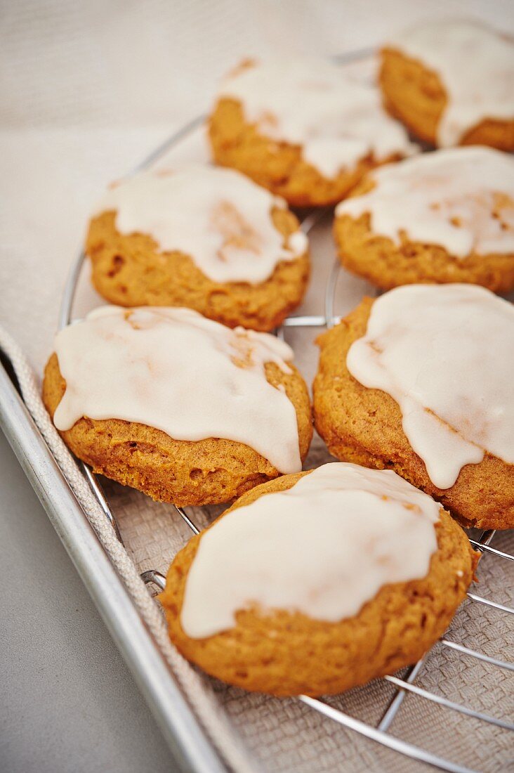 Zimt-Scones mit Zuckerglasur