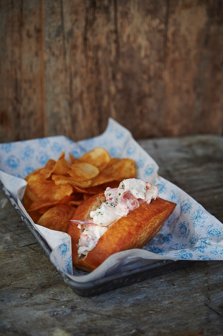 Lobster Roll mit Chips