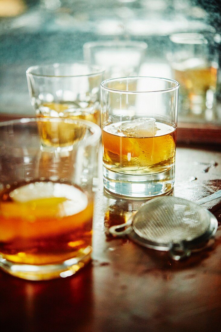 Manhattan Cocktail mit Bourbon, Vermouth und Zitrone
