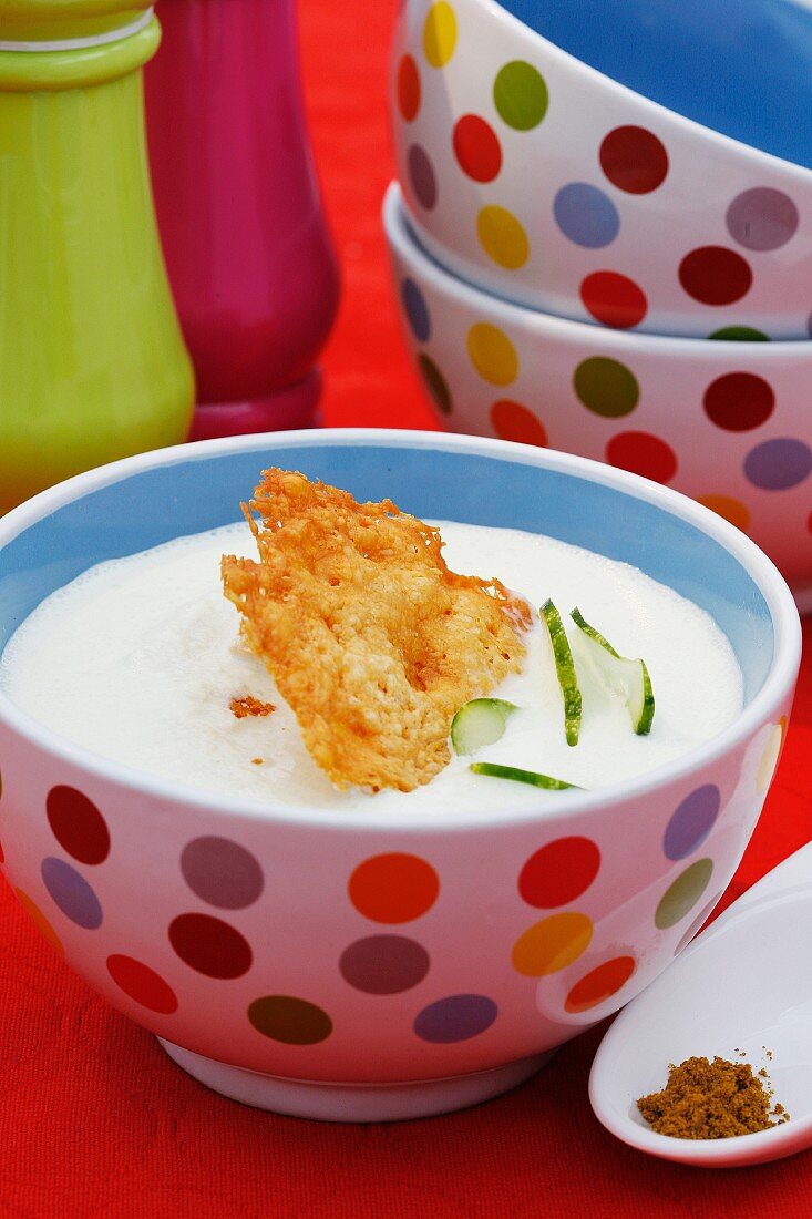 Kalte Gurken-Joghurt-Suppe mit Parmesanhippen