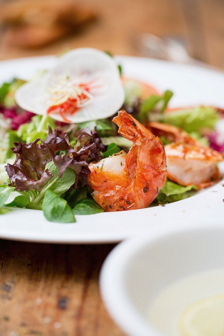 Gemischter Salat mit Garnelen