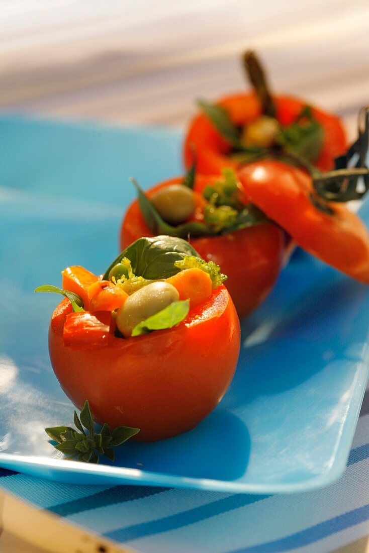 Mit Gemüse gefüllte Tomaten