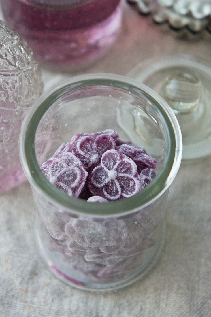 Veilchenbonbons im Vorratsglas