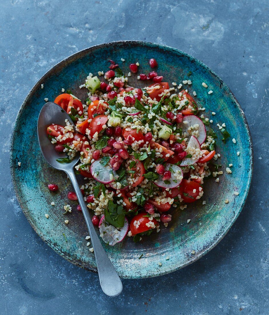 Winter-Bulgursalat mit Granatapfelkernen, Radieschen und Tomaten