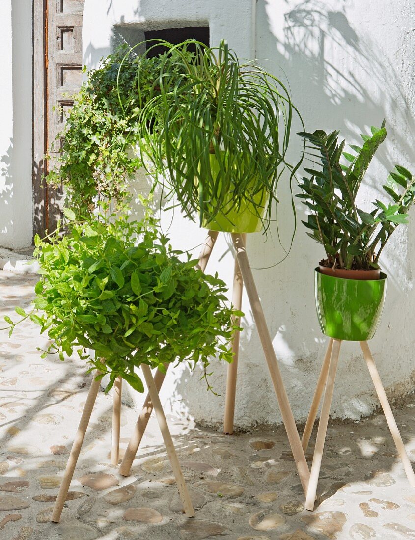 Selbstgebastelte Blumenständer aus Übertöpfen und Holzstäben