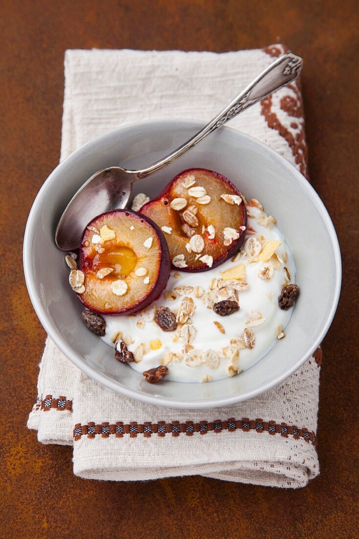 Cream cheese with plums and muesli