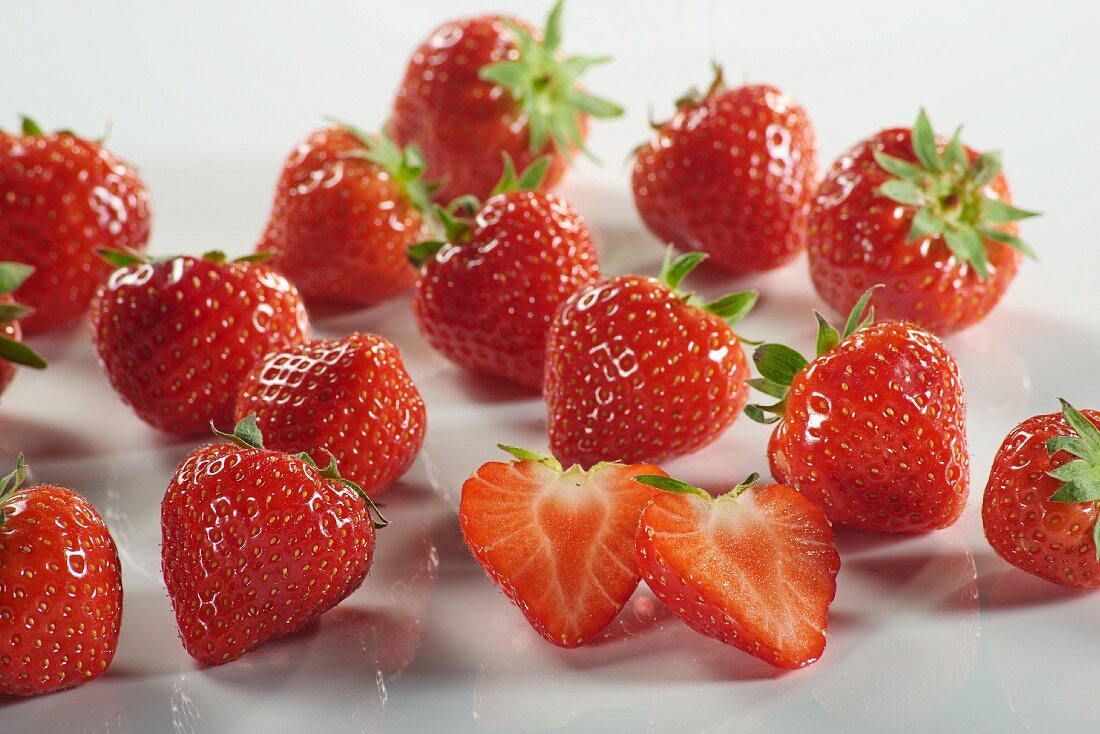 Frische Erdbeeren, ganz und halbiert