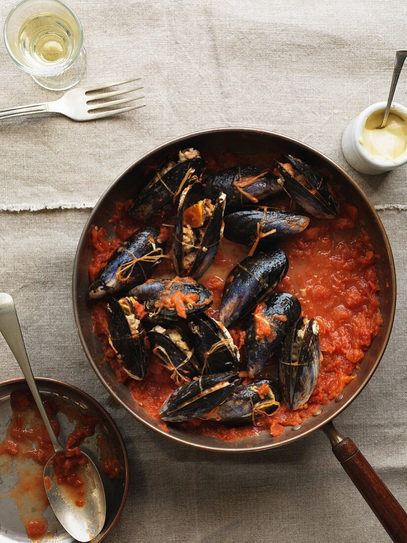 Gefüllte Miesmuscheln à la Setoise in Tomatensauce