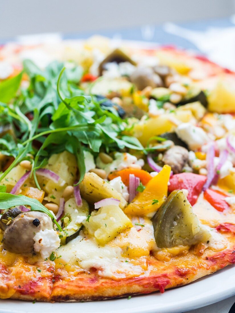 Vegetarische Pizza mit Gemüse und Rucola