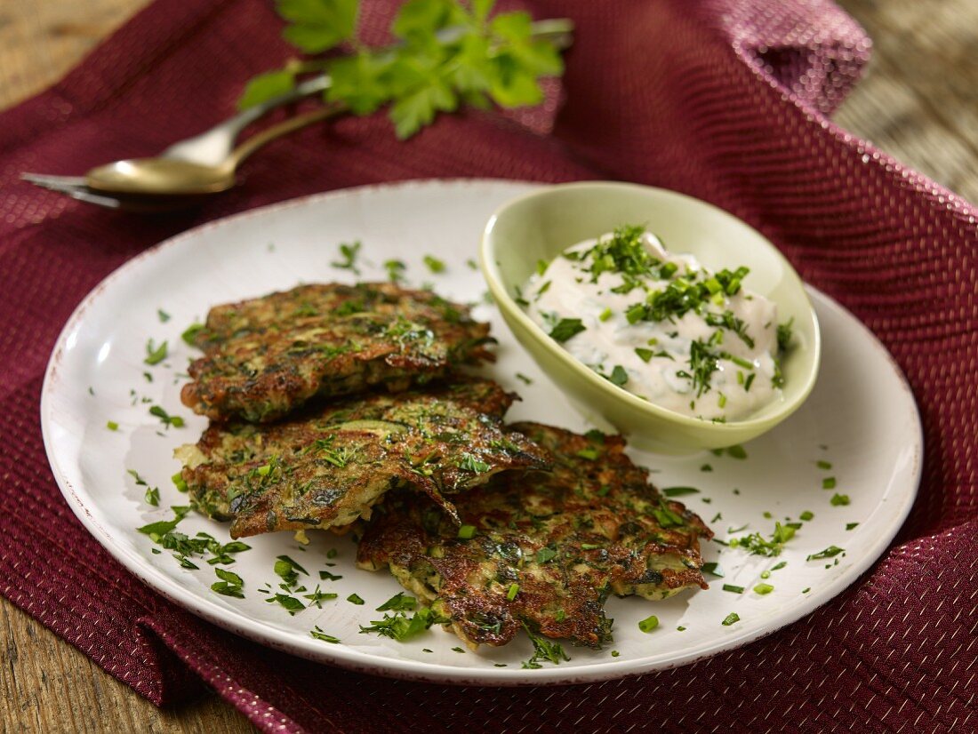 Zucchinipuffer mit Kräuterquark