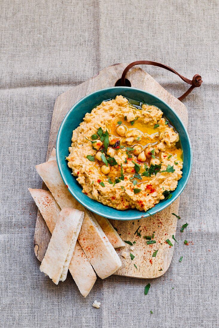 Chickpea paste with unleavened bread