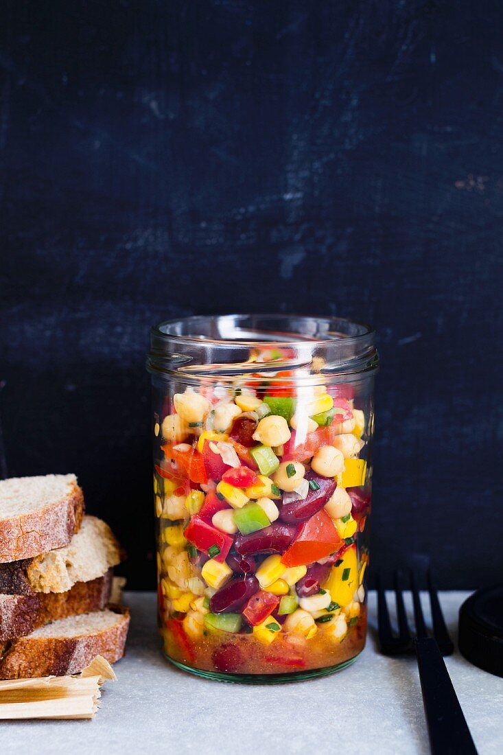 Salat mit Kichererbsen, Kidneybohnen und Paprika im Glas
