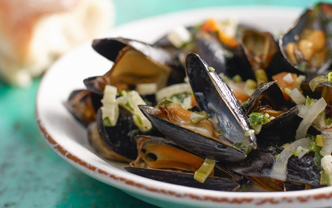 Grilled mussels in broth