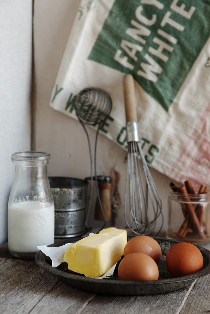 Zutaten für einen Kuchenteig: Eier, Milch und Butter