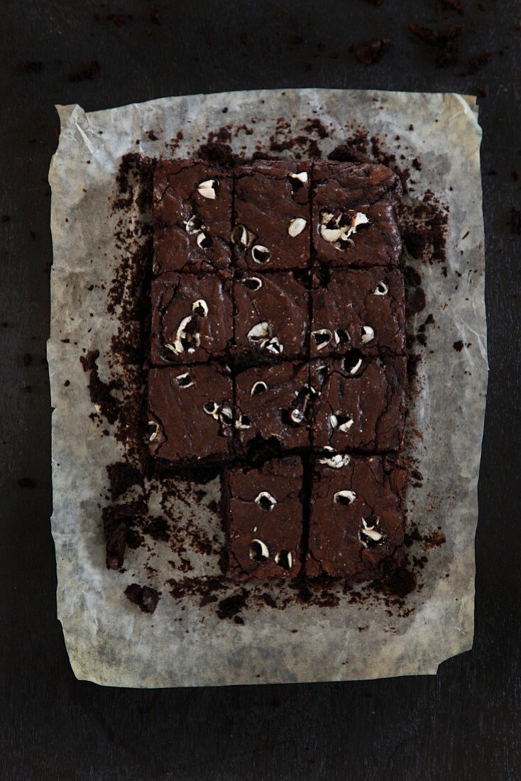 Schwarze Brownies mit Pfefferminzschokolade