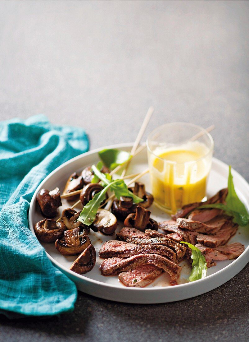 Sliced rump steak with mushrooms and Bernaise sauce