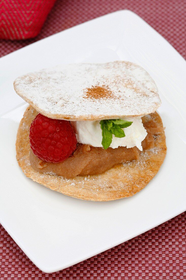 Törtchen aus Zimt-Galette mit Maronencreme, Sahne und Himbeeren