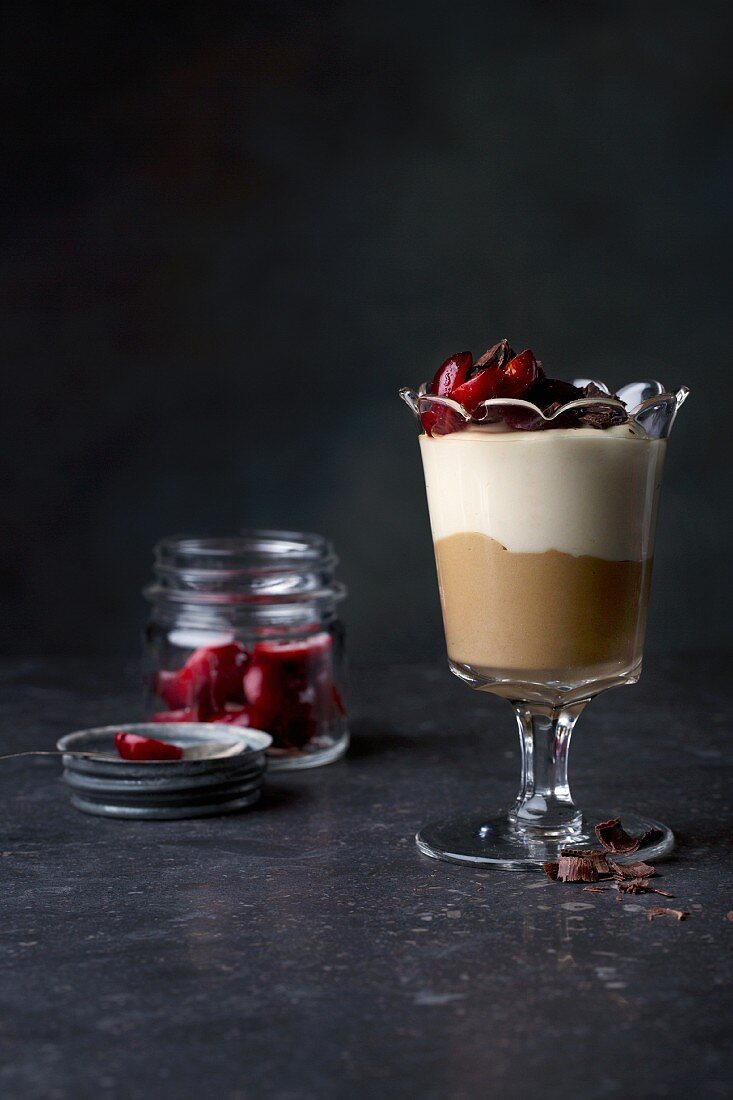 Zweischichtiges Schokoladenmousse mit Kirschen