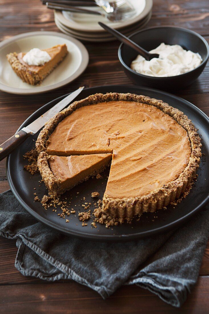 Pumpkin pie, sliced