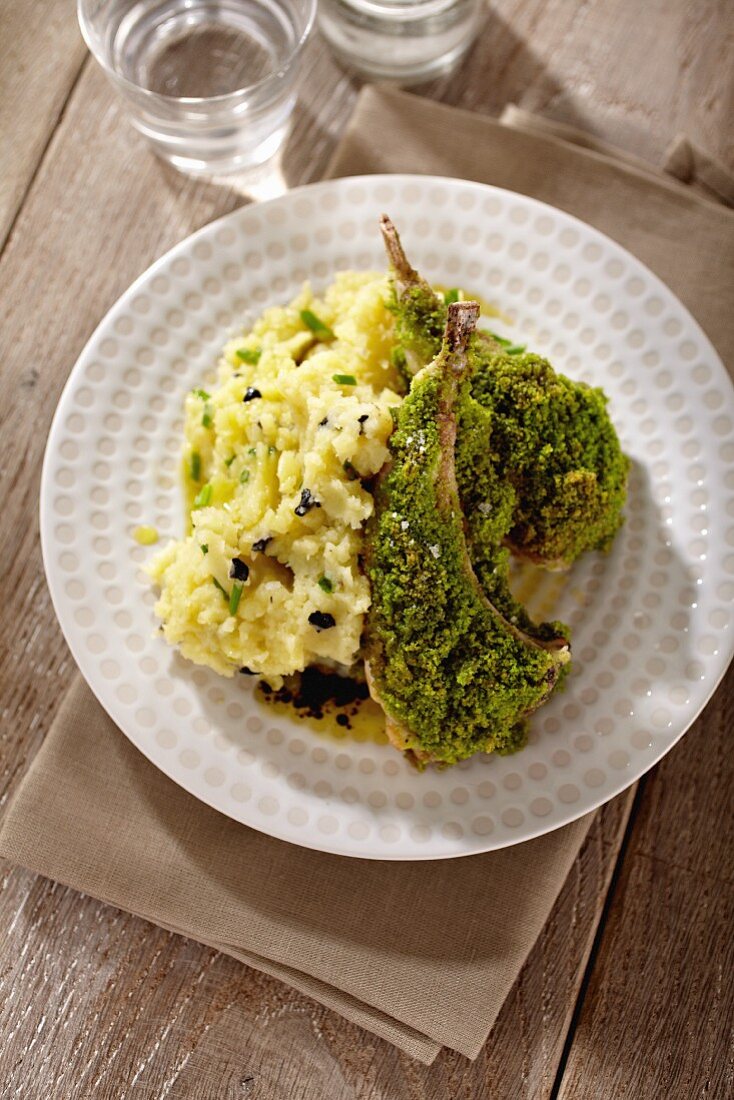 Lamb chops with a herb crust and mashed potatoes