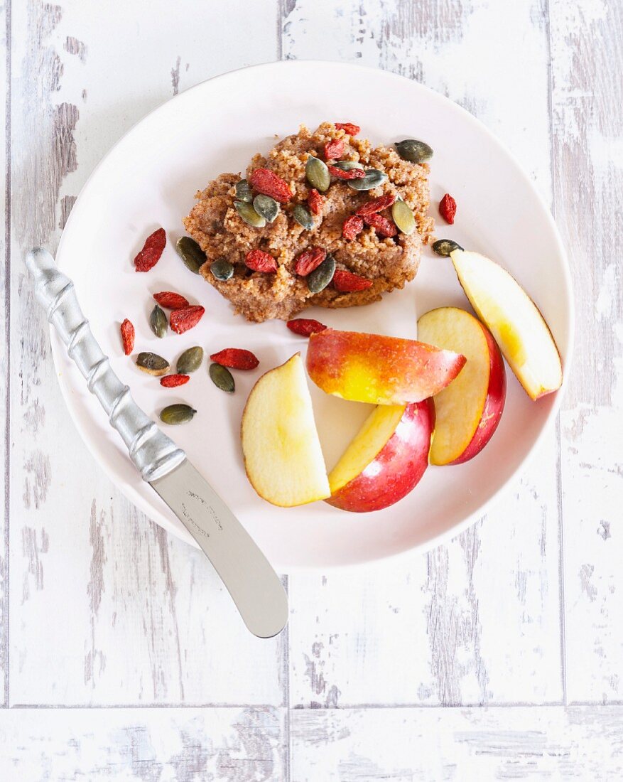 Mandelbutter mit Apfel, Kürbiskernen und Gojibeeren