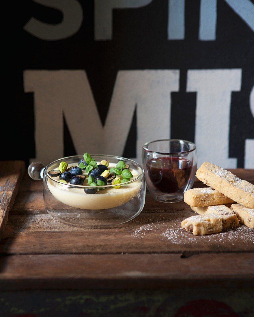 Holunderblüten-Panna-Cotta mit Blaubeeren mit Basilikum