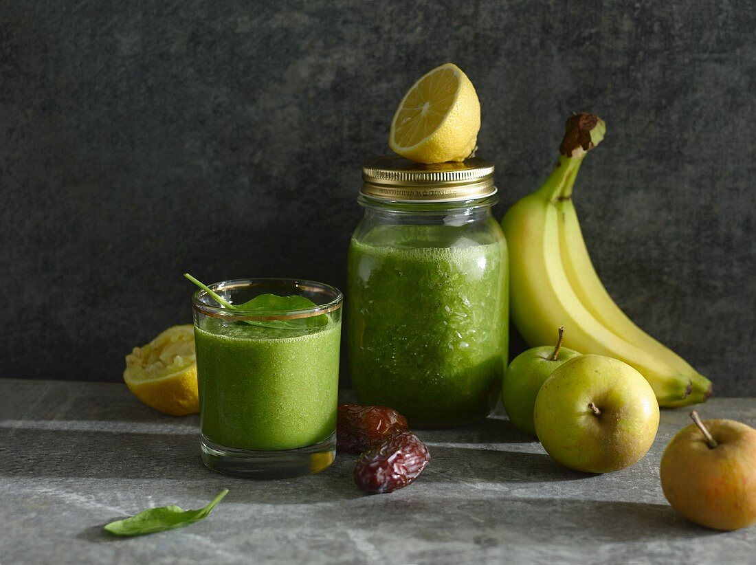 Grüner Smoothie mit Apfel, Banane und Datteln