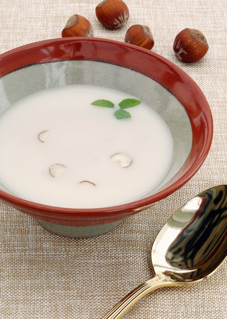 Suppe mit Haselnüssen, Pilzen und Milch