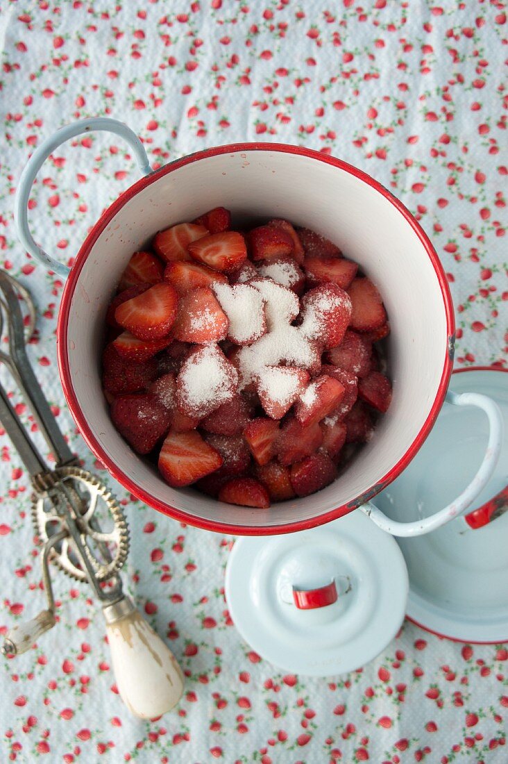 Erdbeeren, klein geschnitten für Marmelade, mit Gelierzucker