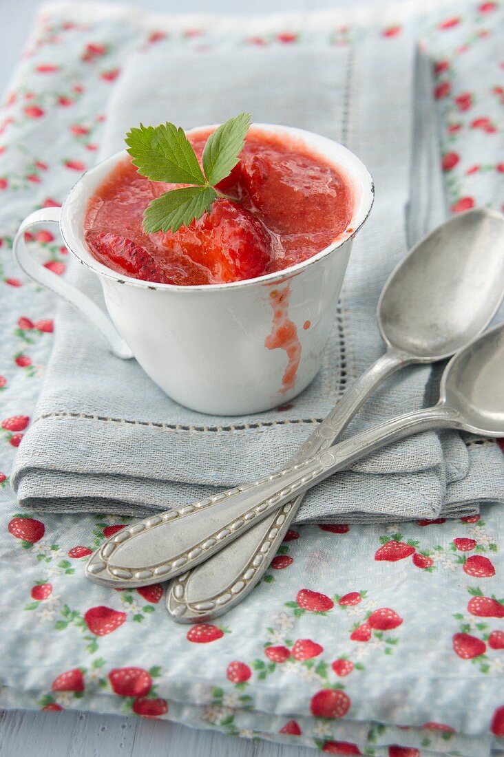 Vanillepudding mit Erdbeeren