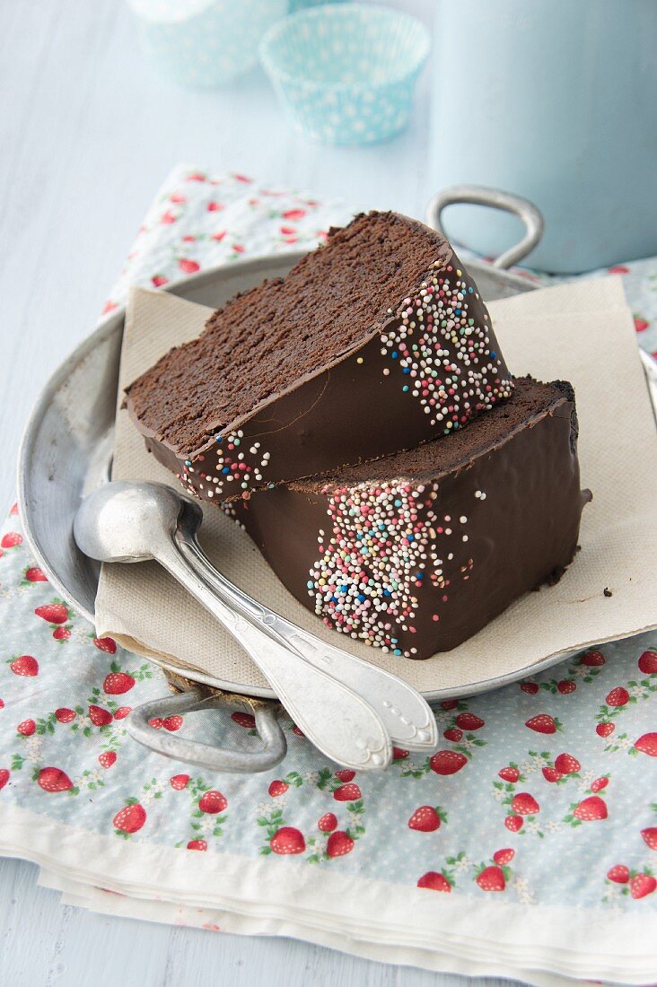 Schokoladenkuchen mit bunten Zuckerstreuseln