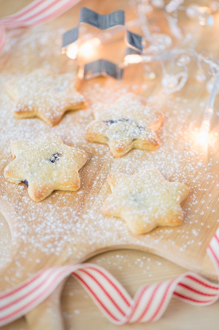 Star-shaped biscuits dusted with icing sugar for Christmas