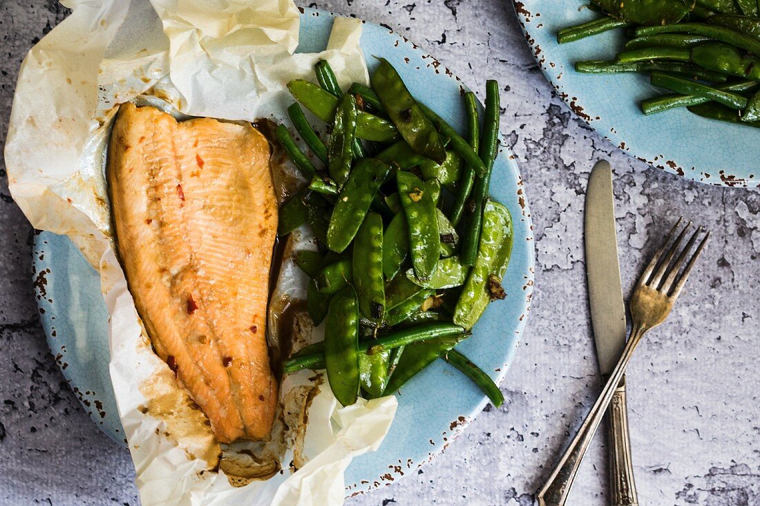 Fish baked in paper with beans and mange tout