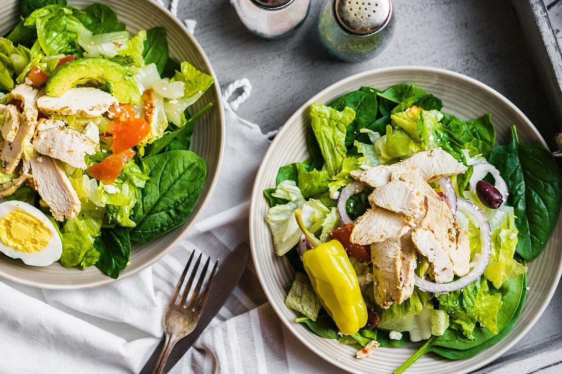 Grüner Salat mit Hähnchenstreifen