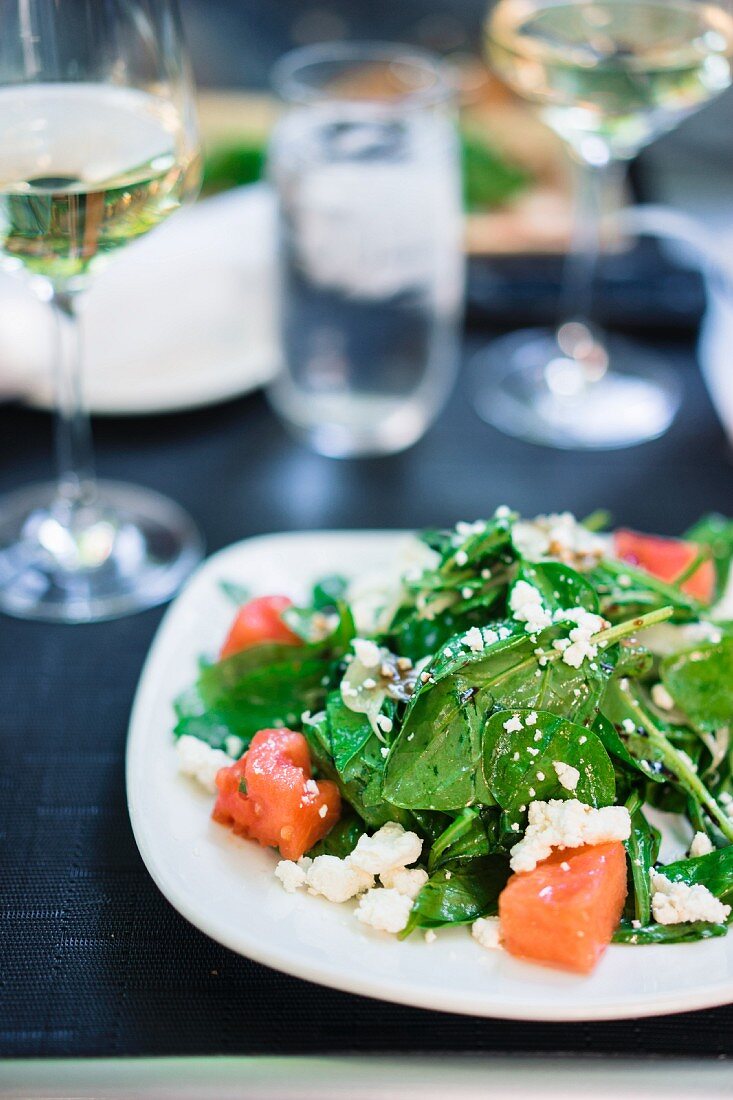 Sommersalat mit Spinat, Wassermelone und Ziegenkäse