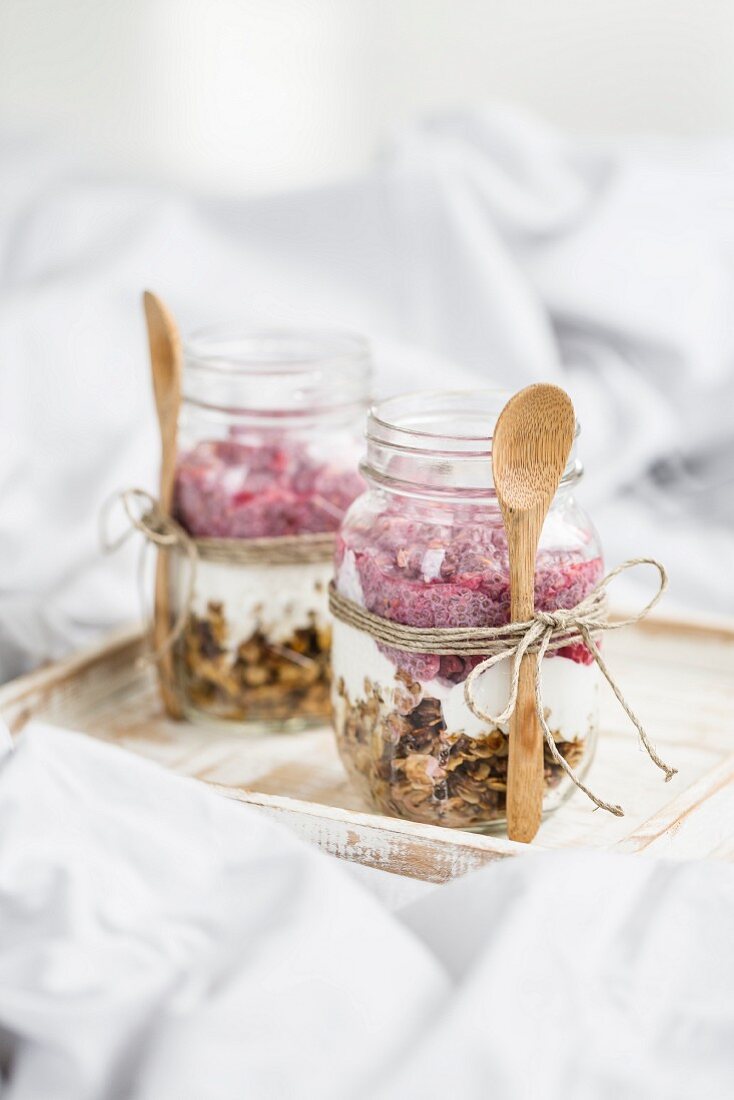 Müsli mit Joghurt und Himbeeren im Glas