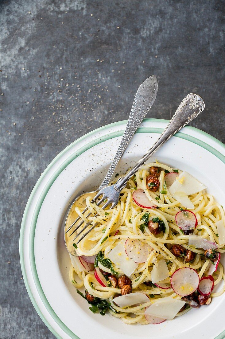 Spaghetti with hazelnuts, radishes and Parmesan cheese