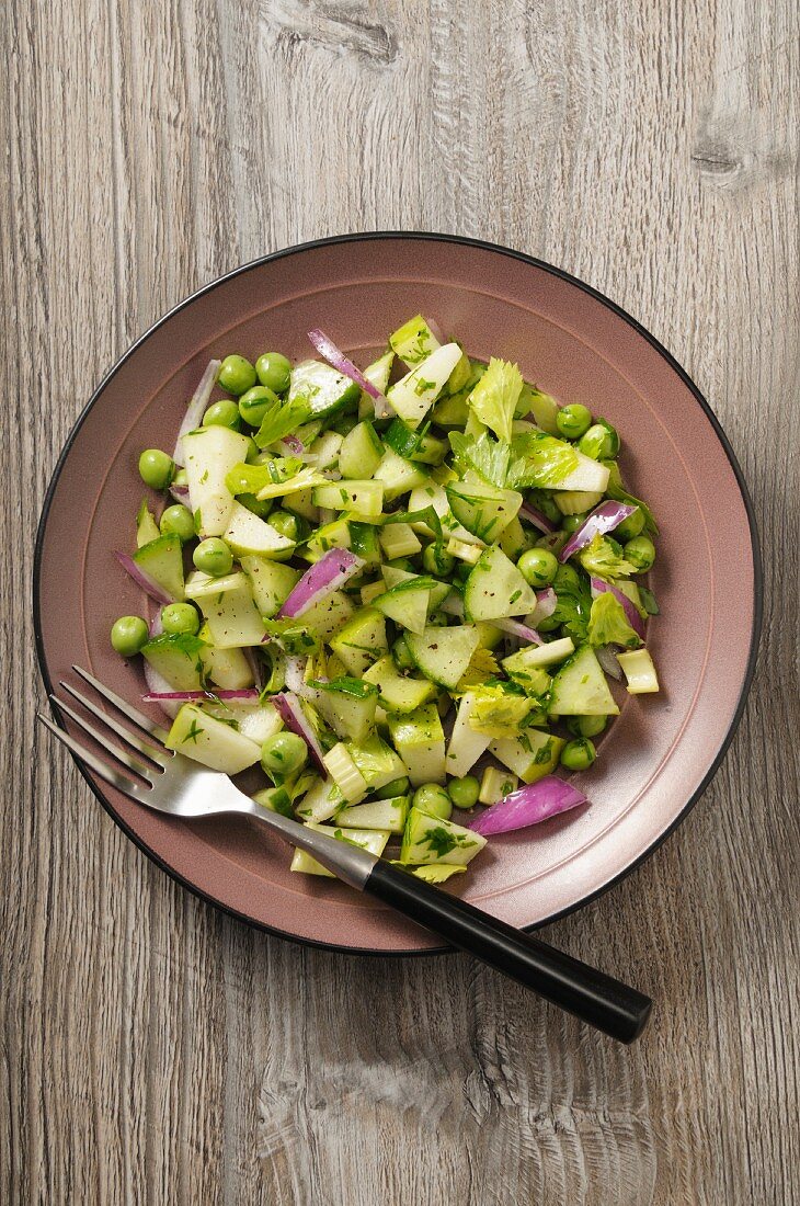 Grüner Gemüsesalat mit Erbsen, Gurken, Apfel und Staudensellerie