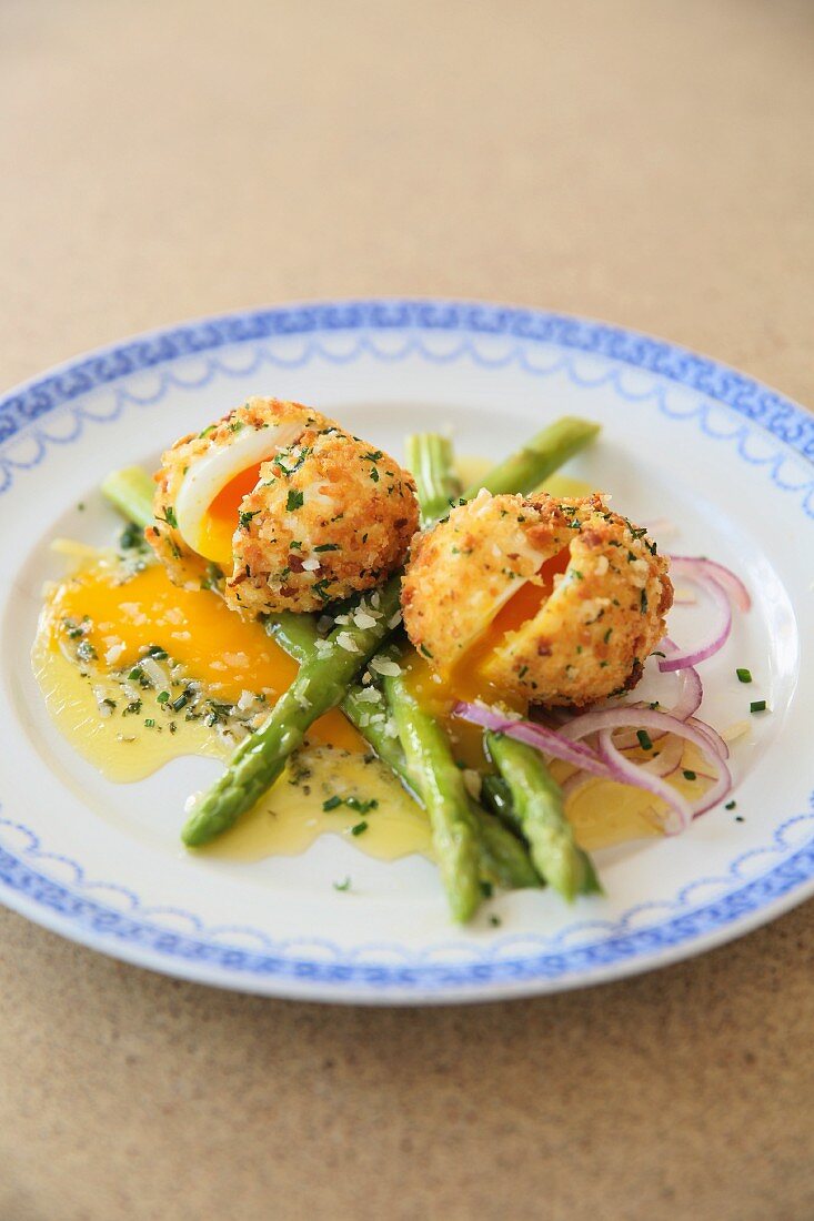 Green asparagus with fried eggs in a Parmesan coating