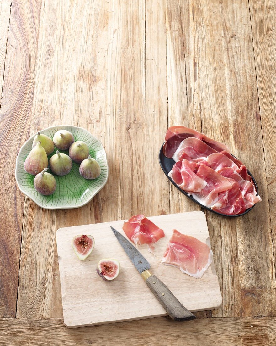Ingredients for fig skewers with ham