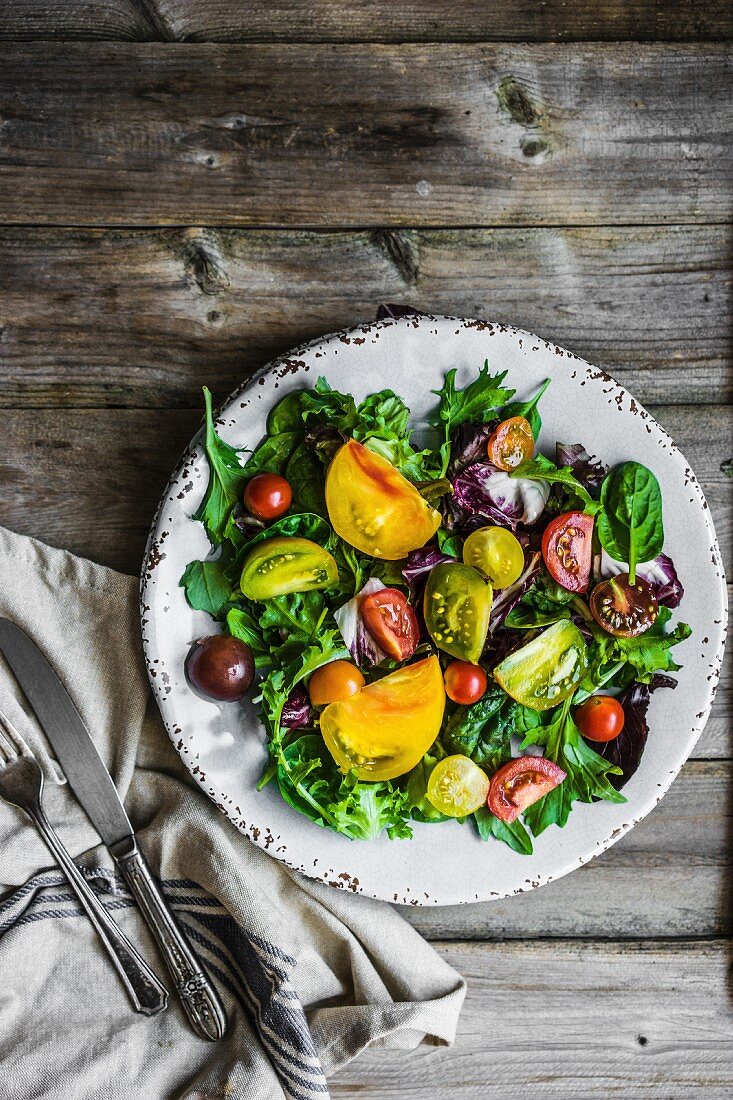 A mixed salad with spinach, rocket and heirloom tomatoes