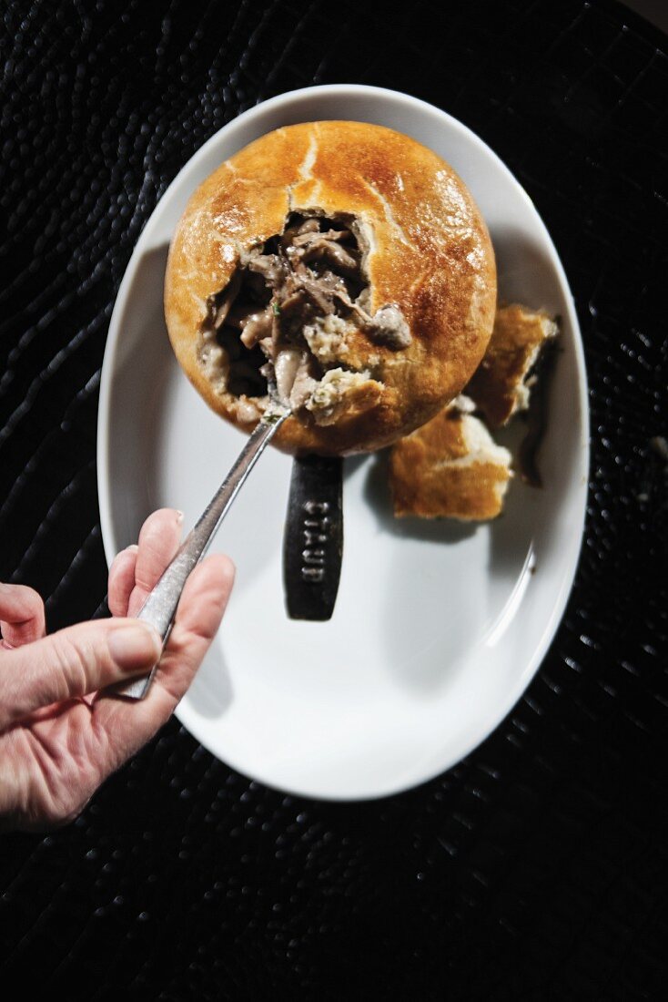 A pot pie with mushrooms (seen from above)